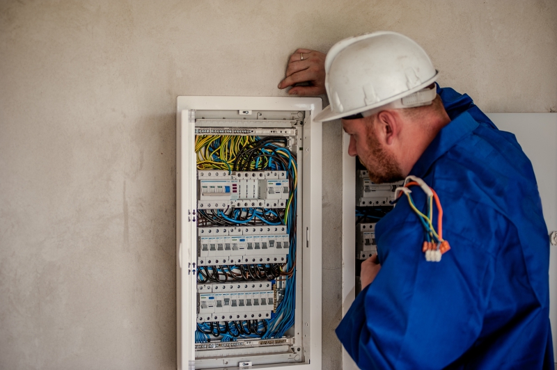 electricite-LEVENS-min_electrician-2755683